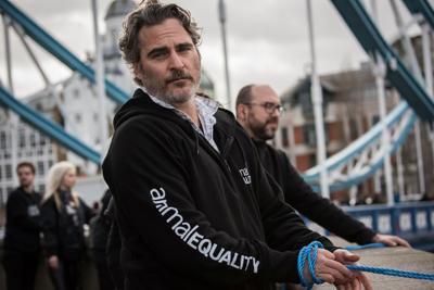 Londra, Joaquin Phoenix contro gli allevamenti intensivi