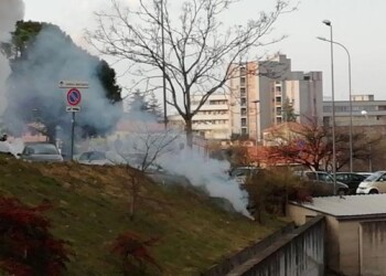 Auto a fuoco vicino pronto soccorso