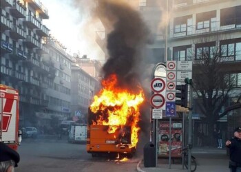 Autobus in fiamme a Arezzo, nessun ferito