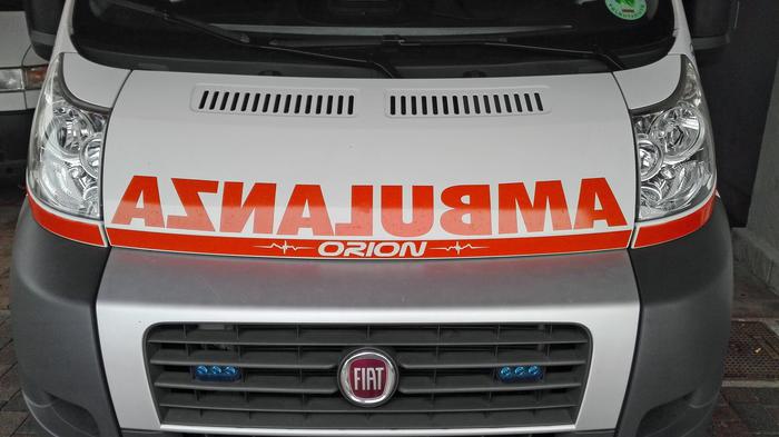 Bimbo cade da carro carnevale e muore