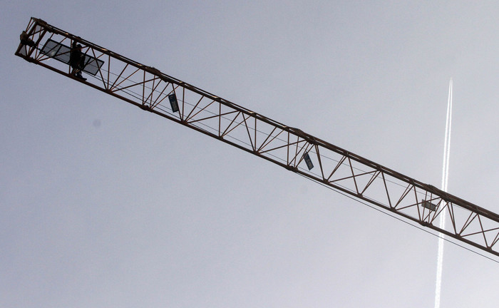 Cade da gru, operaio muore nel bresciano