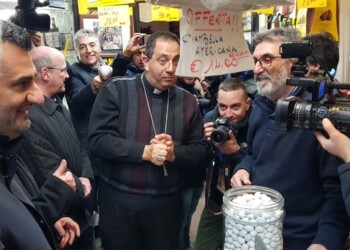 Cei a Bari: vescovi passeggiano in città