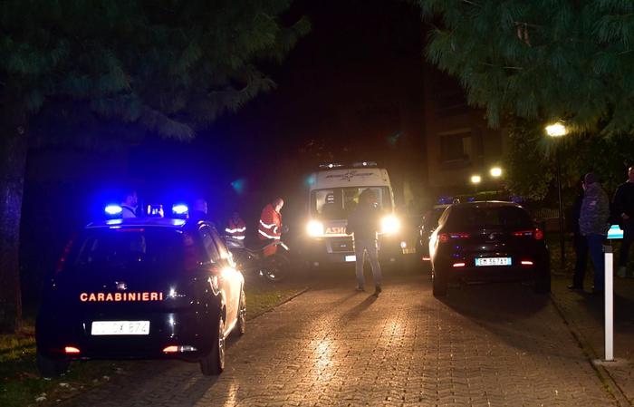 Clienti litigano e titolare locale spara