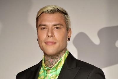 corrierequotidiano.it  Augura a Fedez e a tutte le persone che in questo momento stanno soffendo, un "Mondo ricco di Serenita'"  