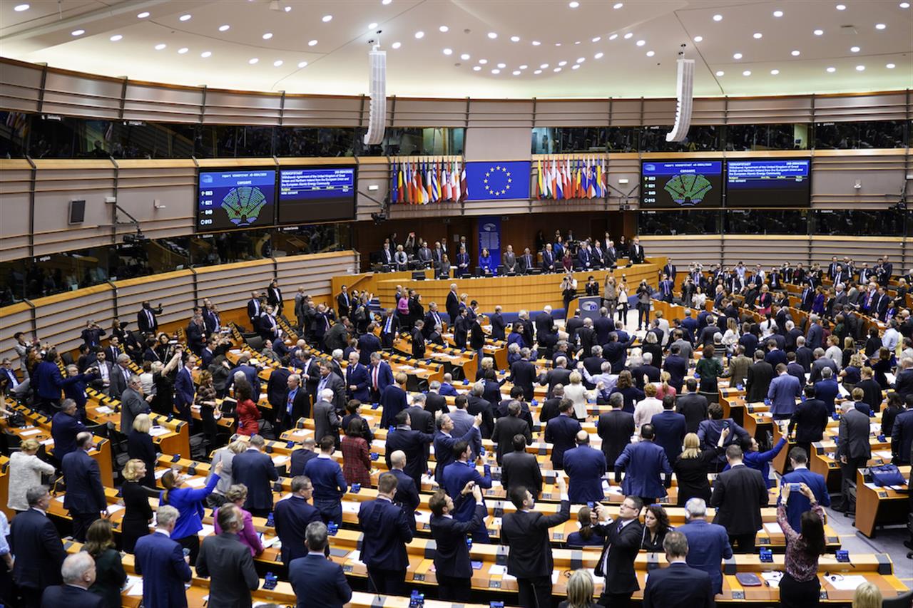 Coronavirus, l’Ue nel caos: l’Europarlamento fa dietrofront sul rinvio per gli stagisti italiani