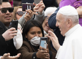 Coronavirus: Papa, vicino a malati