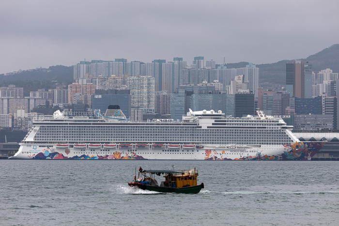 Coronavirus: quarantena nave a Hong Kong