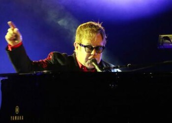 Elton John interrompe il concerto: “Ho la polmonite” 