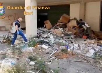 Guardia di finanza sequestra discarica con cartelle Asl