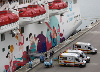 Hong Kong, nave da crociera in quarantena