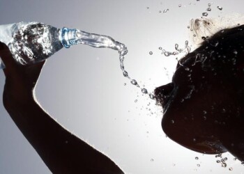 In 10 anni raddoppiate le bottiglie d’acqua in plastica, sono 10 miliardi