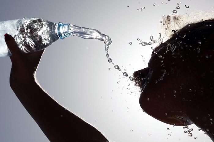 In 10 anni raddoppiate le bottiglie d’acqua in plastica, sono 10 miliardi