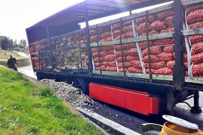 In fiamme tir, bruciati quintali aglio