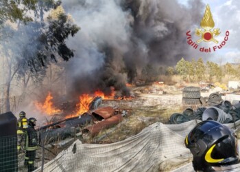Incendio lambisce fabbrica a Montaquila