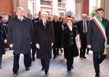 Papa a Bari, 40 mila fedeli a messa