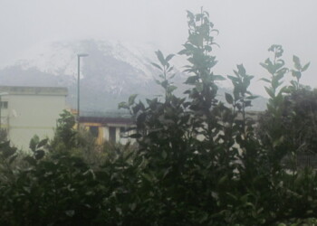 Primi fiocchi di neve sul Vesuvio