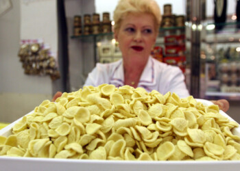 Puglia, nuove regole per vendere le orecchiette fatte in casa