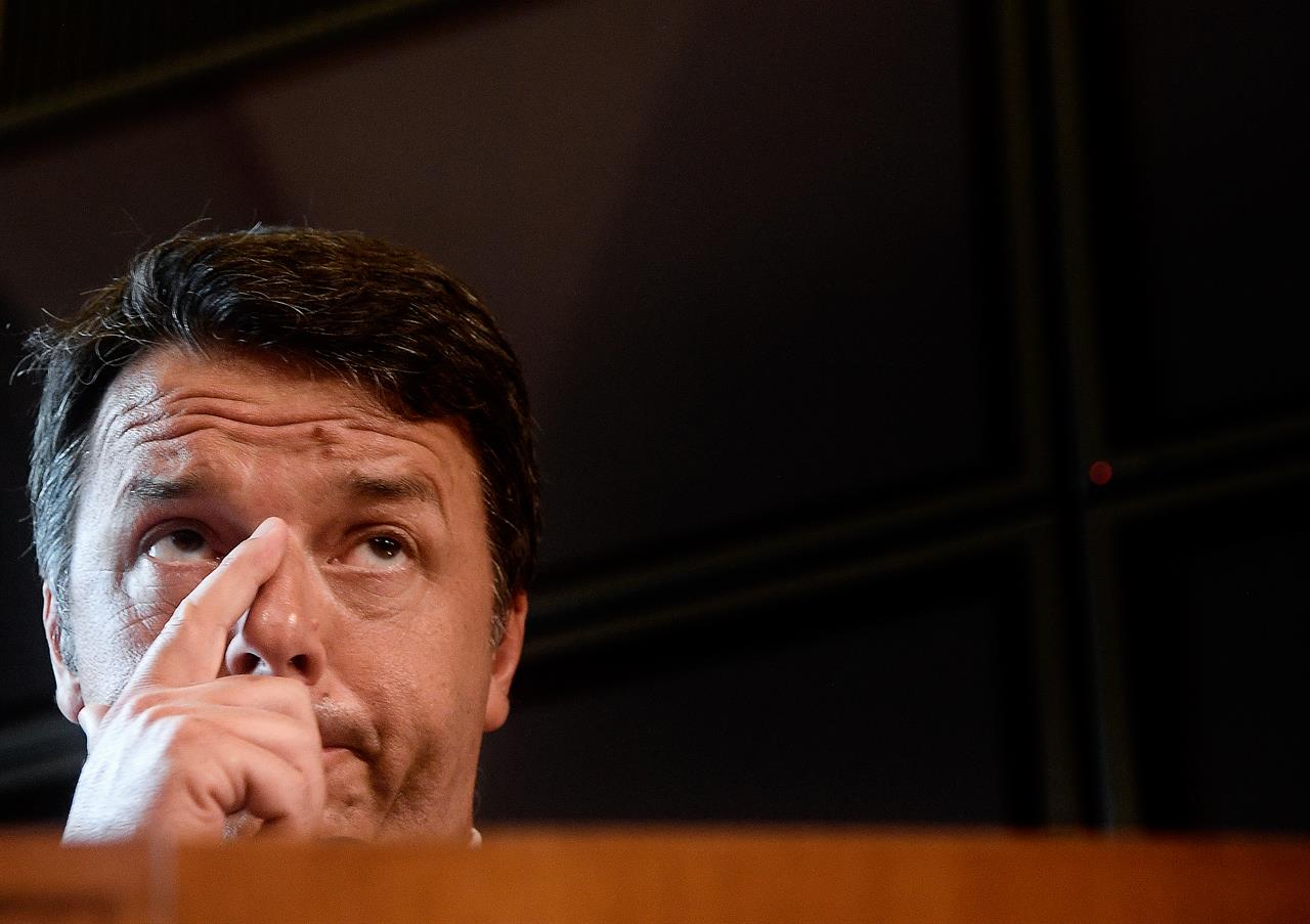 Renzi ormai è solo il capro espiatorio del governo più populista d’Europa (e della nostra cattiva coscienza)