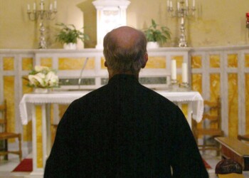 Ricatta prete per foto osé, arrestata