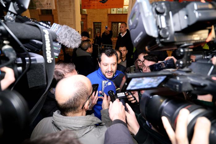 Salvini, Conte prepari scatoloni