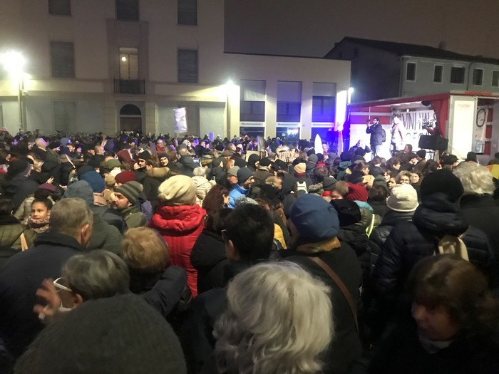 Sardine a Padova, sfida distanza Salvini