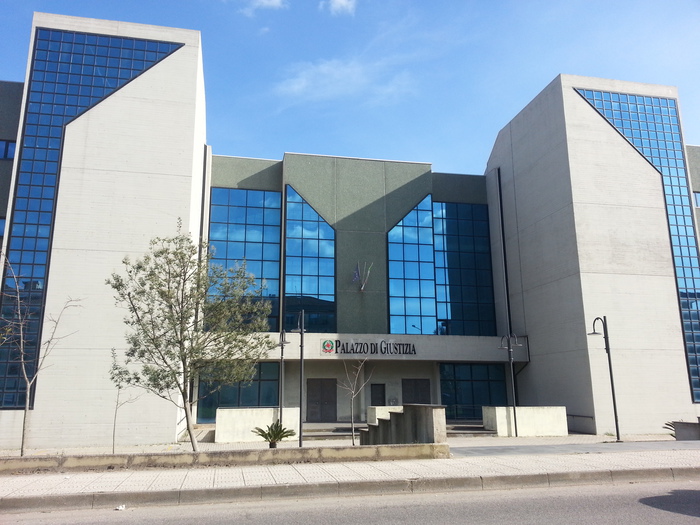 Scoperta marito denuncia amante, assolto