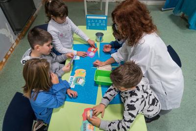 Studenti bolognesi in classe con lo 'zaino ecologico'