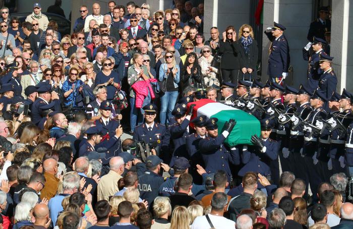 Sparatoria Questura Trieste: autopsia, sparati sette colpi