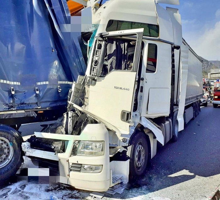 Tamponamento tir con 2 feriti in A22 a Varna