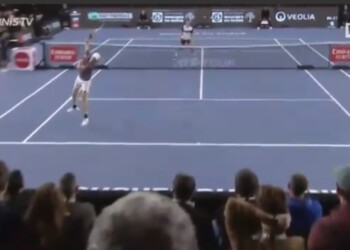 Tennis, come rispondere a uno smash: il colpo perfetto di Jannik Sinner