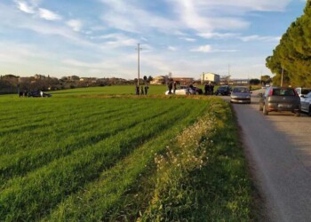 Trovato morto accoltellato in campagna