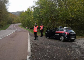 Ubriaco, scambia la strada per una pista