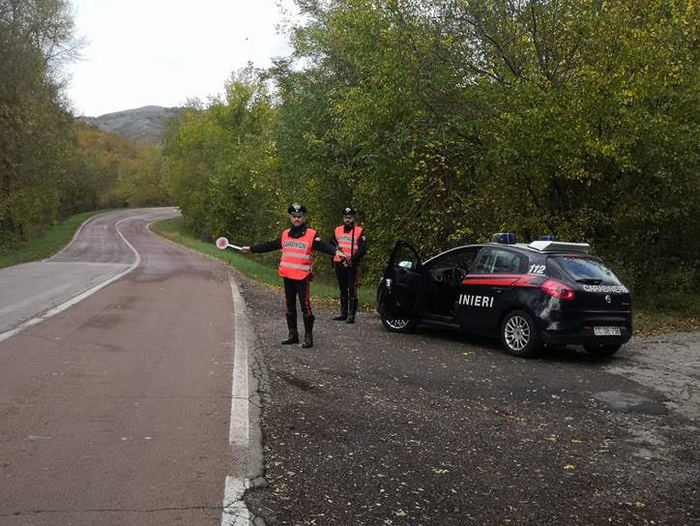 Ubriaco, scambia la strada per una pista
