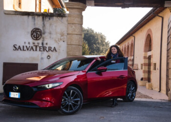 Mazda 3 Hybrid sfreccia sulle colline di Tenute SalvaTerra
