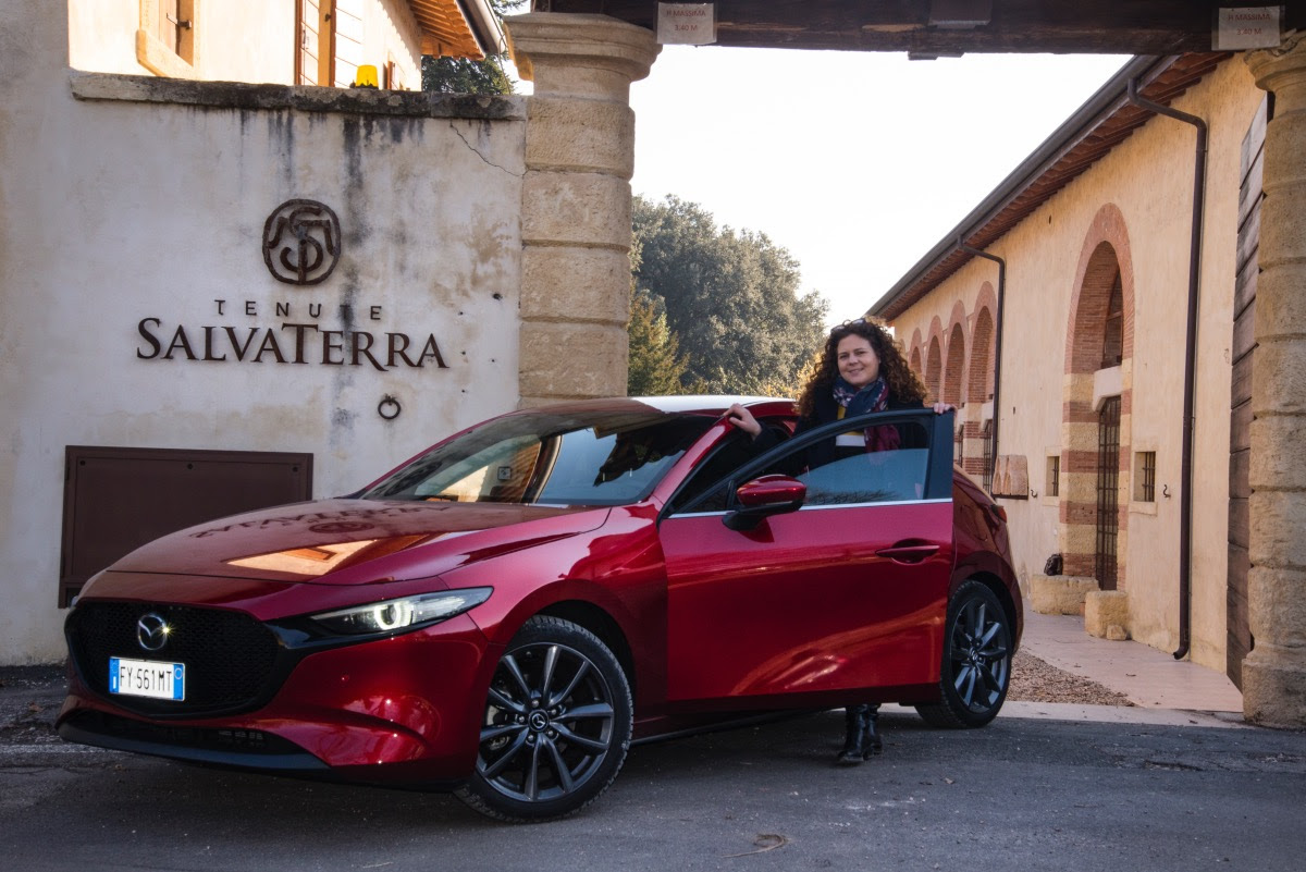 Mazda 3 Hybrid sfreccia sulle colline di Tenute SalvaTerra