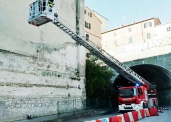 Vvf rimuovono parti pericolanti edificio