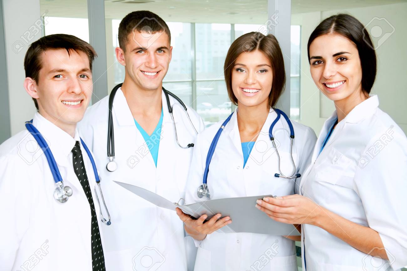 Cari politici pregate in ginocchio i medici adesso, dopo aver impoverito la sanità