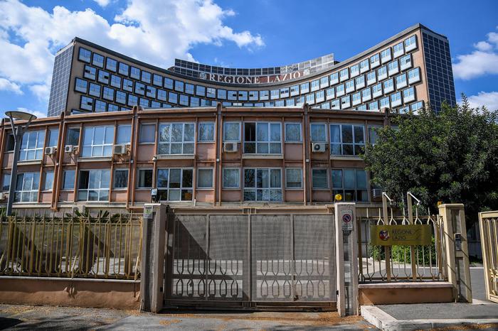 40 positivi dopo festa, Fondi zona rossa