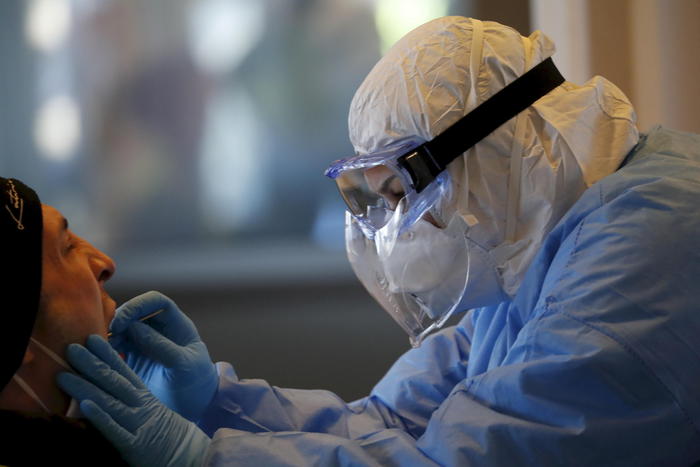 421 positivi, salgono a 15 i decessi