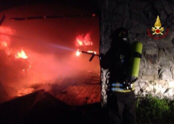 Accende la stufa, fiamme l’avvolgono