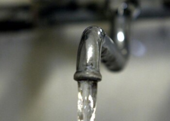 Acqua: poca fiducia in quella del rubinetto, più spesa per la minerale