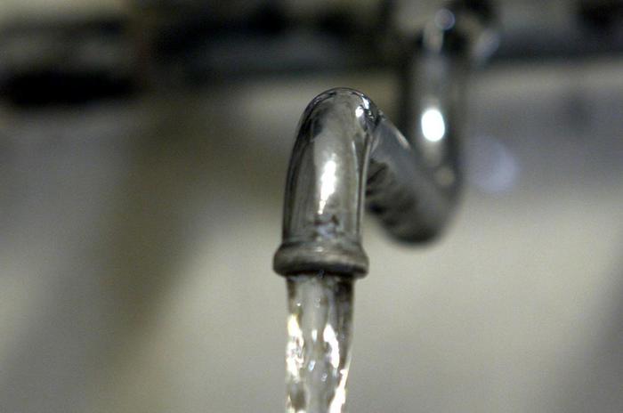 Acqua: poca fiducia in quella del rubinetto, più spesa per la minerale