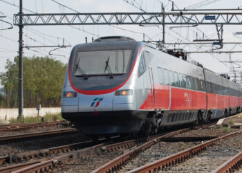 Attraversa binari, muore investito treno