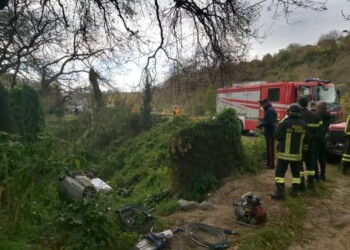 Auto finisce in scarpata, muore donna