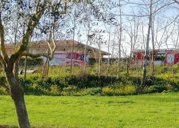 Auto si ribalta più volte, due feriti