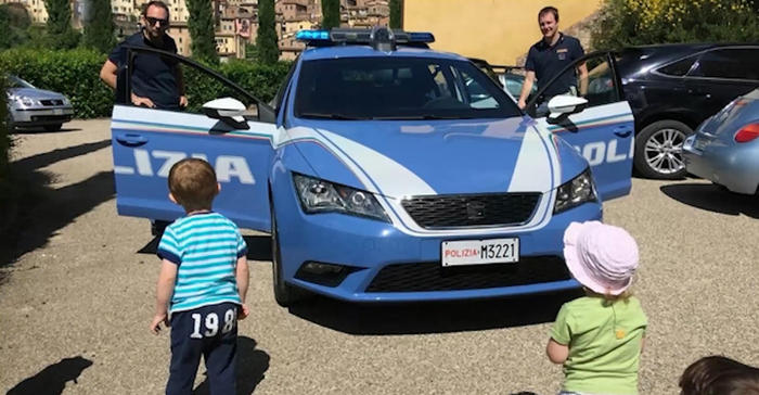 Bimba chiama Polizia, siete meravigliosi