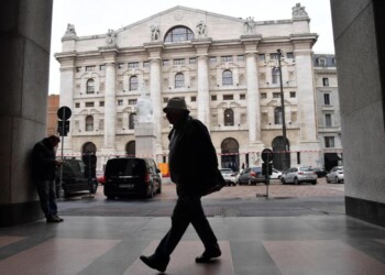 Borsa: Milano avanza con le banche
