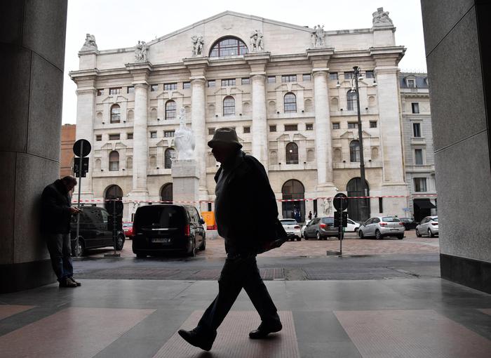 Borsa: Milano avanza con le banche