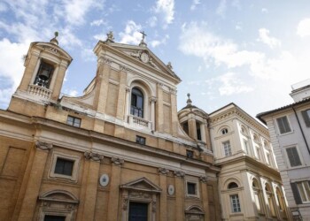 Chiesa Roma ‘corregge’,parrocchie aperte