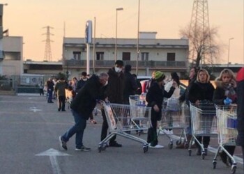 Code davanti a supermercati del Barese
